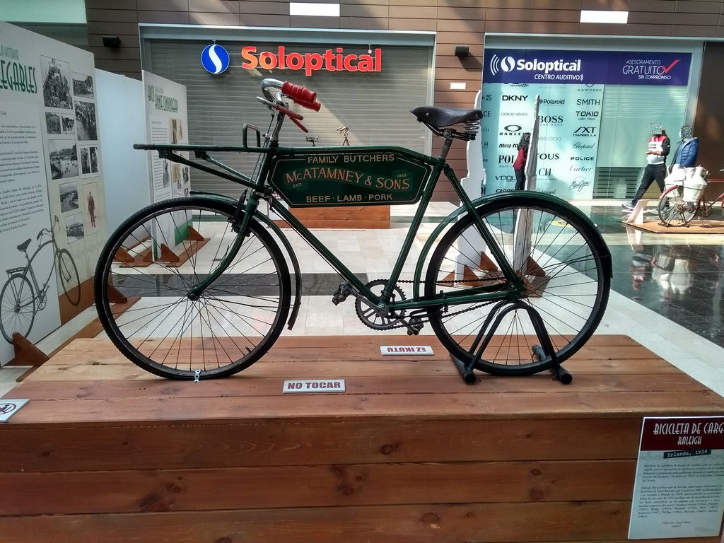 Exposición sobre la historia de la bicicleta en Ballonti (Barakaldo)
