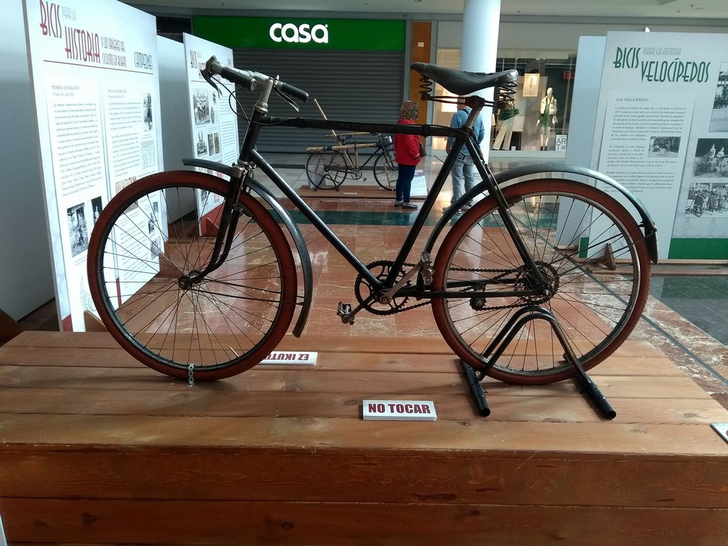 Exposición sobre la historia de la bicicleta en Ballonti (Barakaldo)