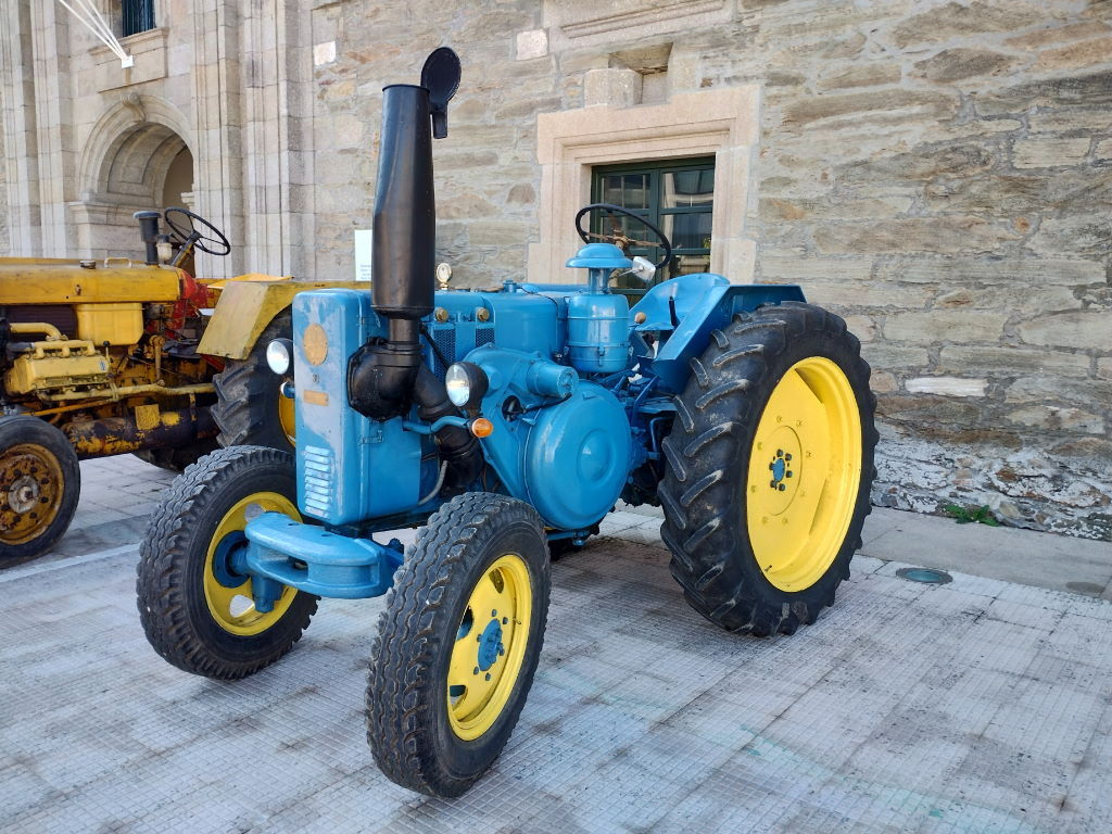 Exposición de tractores clásicos en Meira (Lugo) por la Fiesta de la Malla