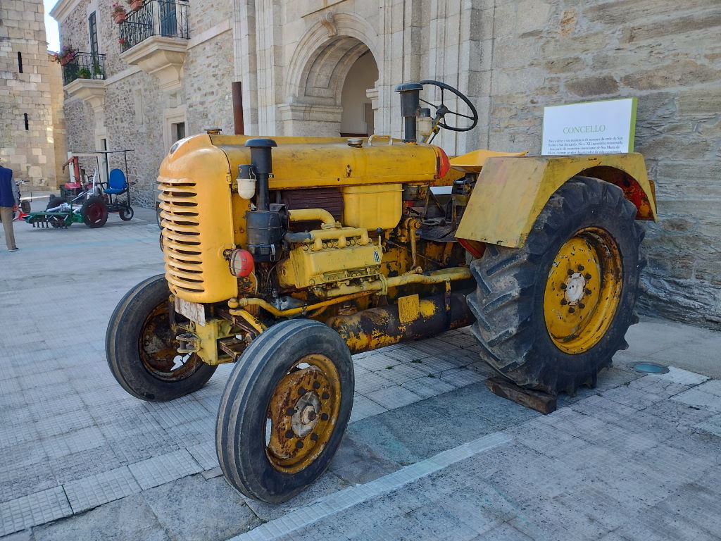 Exposición de tractores clásicos en Meira (Lugo) por la Fiesta de la Malla