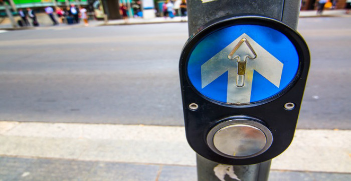 Sistema para solicitar que semáforo de peatones se ponga en verde sin tocar