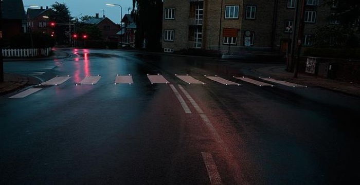 LEDs intermitentes colocadas en el pavimento para evitar accidentes por peatones despistados